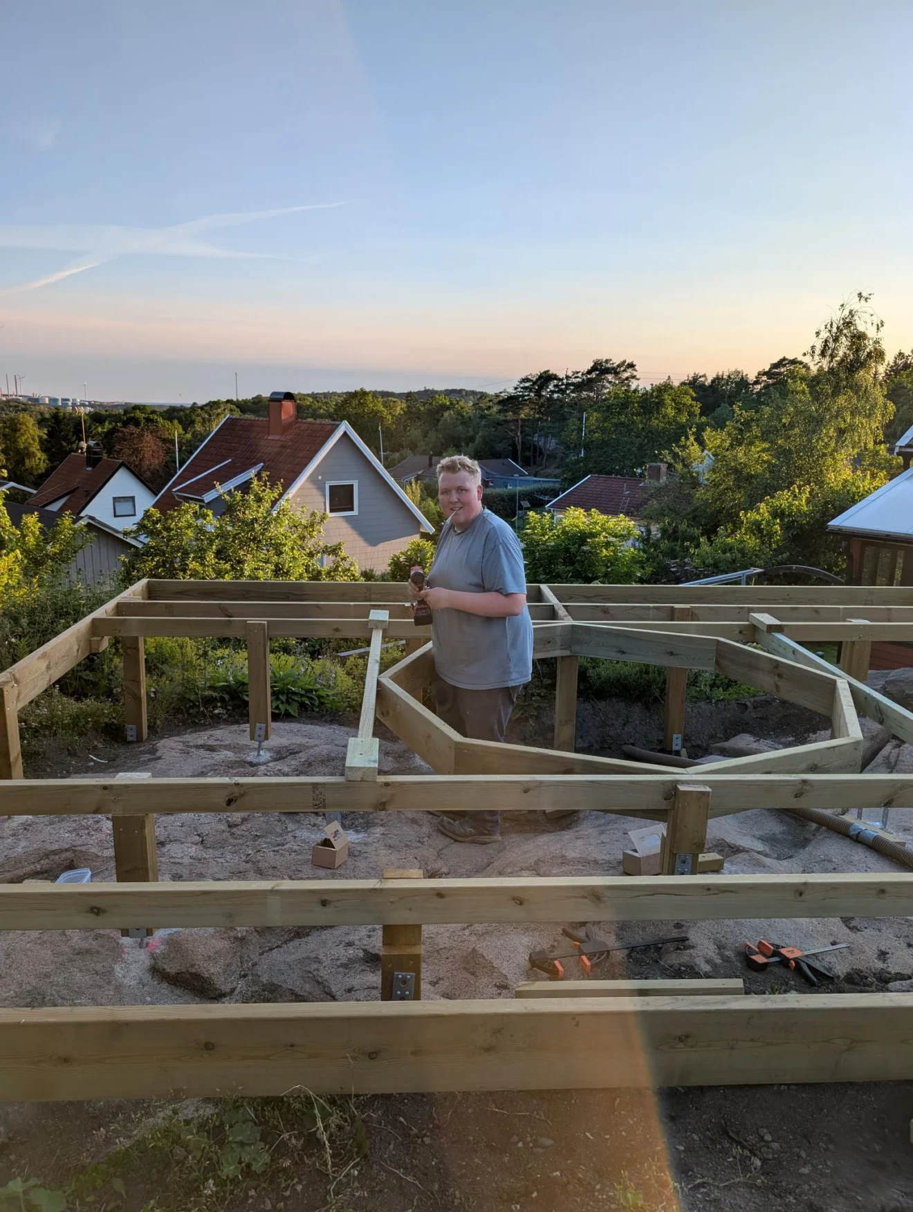 Altanbygge i Lysekil: snickare monterar regelstommen till en ny altan på berghäll
