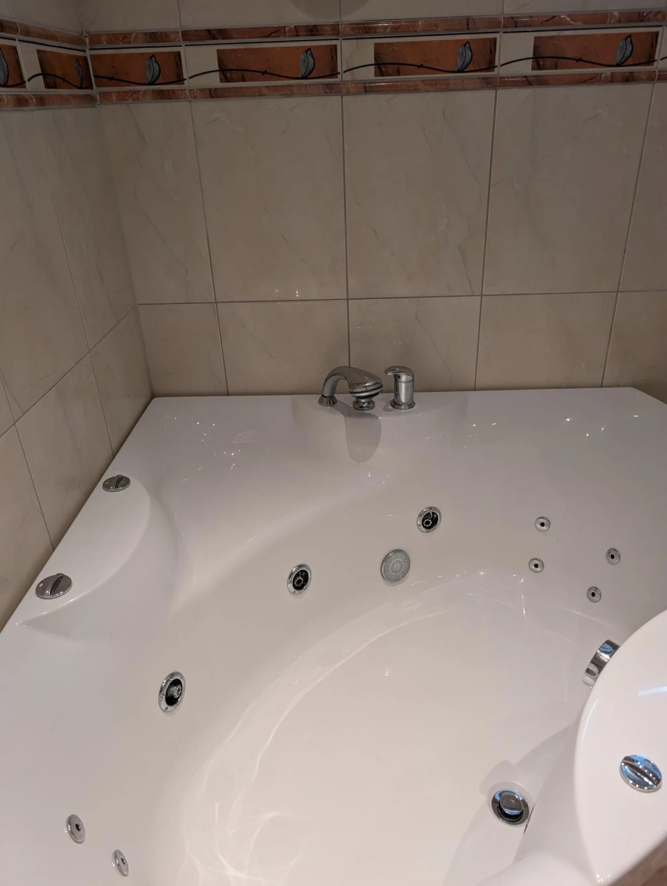 Badrumsstäd: rengjort bubbelbadkar med blanka munstycken och rent kakel