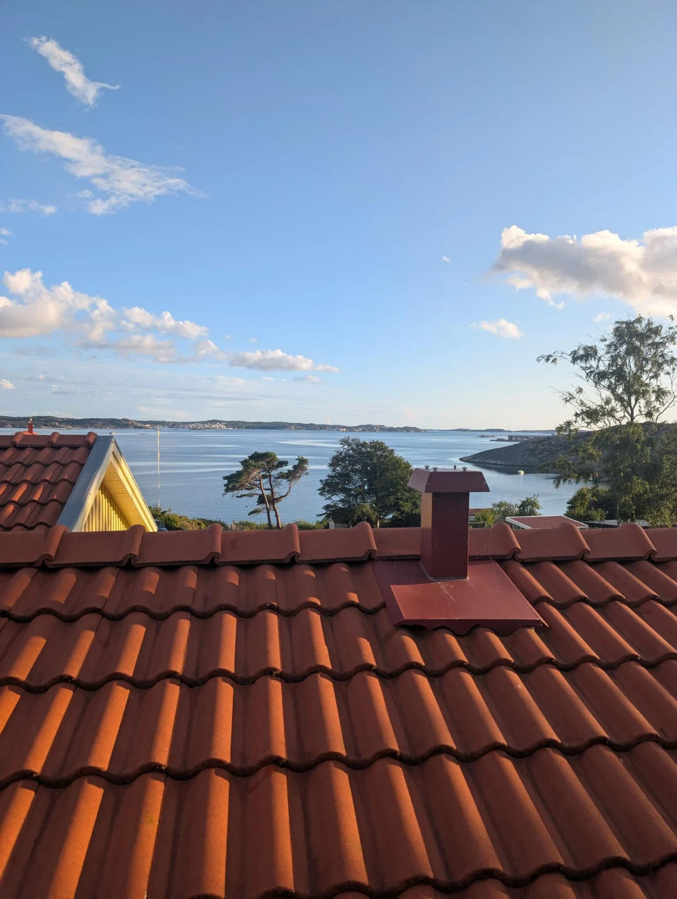Hustillsyn i Lysekil: kontroll av tegeltak och ventilationshuv med havsutsikt